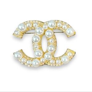 Elegant Gold and White Pearl Brooch